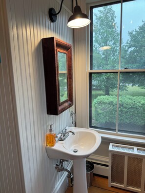 تجهيزات دش، مجففات شعر، مناشف، صابون