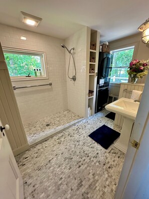 Shower, hair dryer, towels, soap - Charming Victorian Estate with AC, WiFi with water views in East Boothbay (Boothbay)