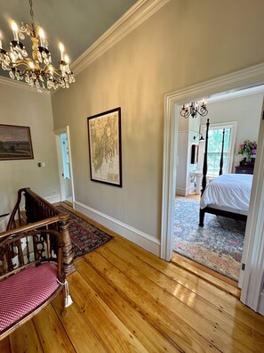 4 عدّة غرف نوم ومكواة/لوح كي وواي فاي مجانًا وملاءات أسرّة