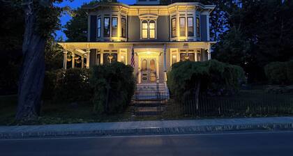 Charming Victorian Estate with AC, WiFi with water views in East Boothbay