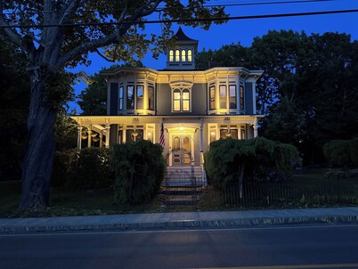Charming Victorian Estate with AC, WiFi with water views in East Boothbay