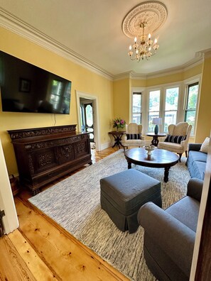 Smart TV - Charming Victorian Estate with AC, WiFi with water views in East Boothbay (Boothbay)