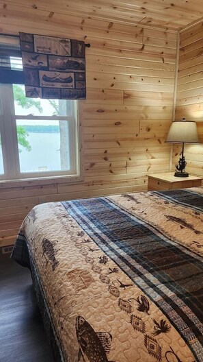 3 bedrooms, iron/ironing board, free WiFi, bed sheets - Murphys Lakefront Jacuzzi Retreat 9 Miles-WI DELLS (Briggsville)