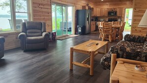 Ein Ferienhausinterior mit Essbereich, Küche und Sitzgelegenheiten.