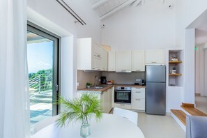 Four, plaque de cuisson, lave-vaisselle, cafetière/bouilloire