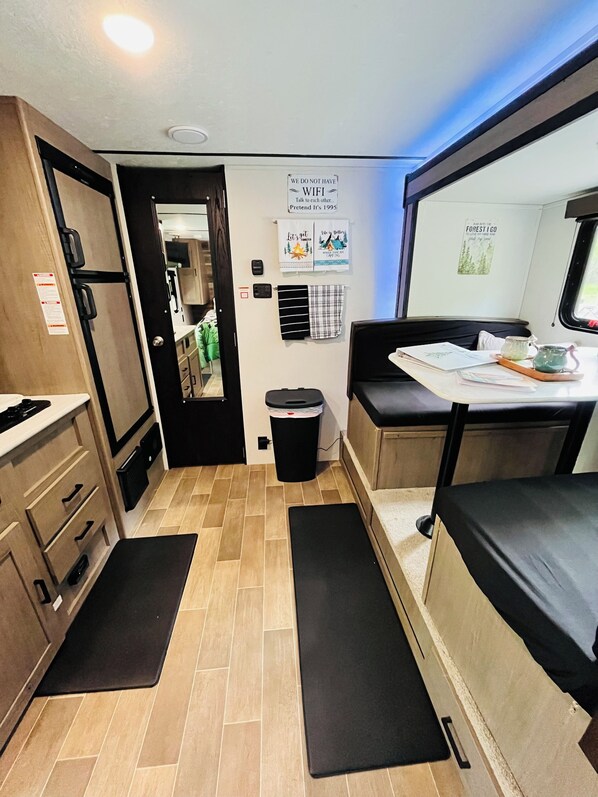 Fridge, microwave, stovetop, coffee/tea maker - Cozy RV in Charming Orland with AC (Orland)