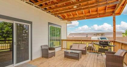 Modern 3BR Home | Yard, Pet OK, BBQ Grill & Free Parking