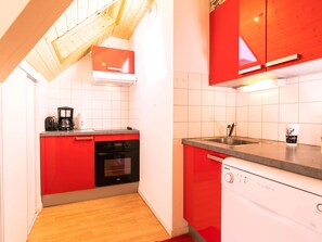 Fridge, oven, dishwasher, coffee/tea maker