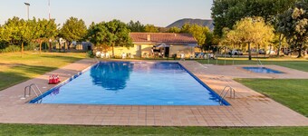 Can Cardina - House with garden close to France
