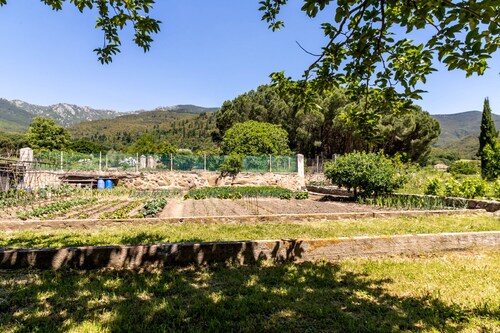 Can Cardina - House with garden close to France