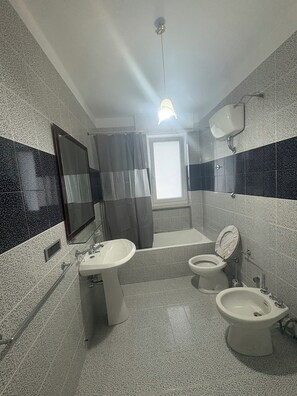 Douche, bidet, savon, papier toilette