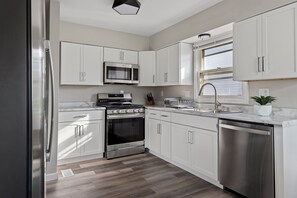 Four, plaque de cuisson, lave-vaisselle, serviettes en papier