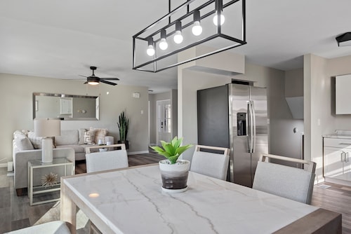 Delightful 5-bedroom house in lovely Decatur IL with AC, WiFi