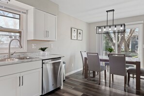Horno, placa de cocina, lavavajillas y papel de cocina
