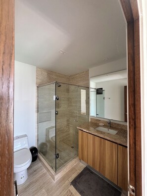 Haartrockner, Handtücher, Seife, Toilettenpapier