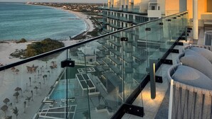 A modern hotel with a glass balcony overlooking a beach and ocean. - Sea and Sand (Progreso)