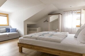 2 bedrooms, iron/ironing board, free WiFi, bed sheets