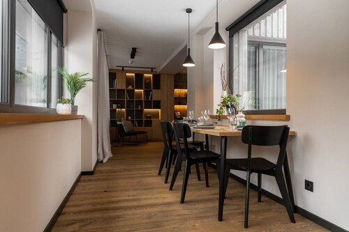 Sunlit Designer Apartment • walk to Forest & Beach