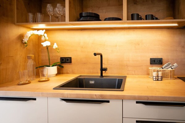 Fridge, oven, stovetop, dishwasher
