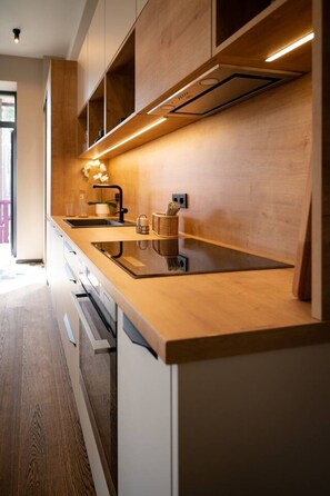 Fridge, oven, stovetop, dishwasher