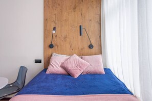 1 slaapkamer, een bureau, een strijkplank/strijkijzer, wifi
