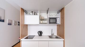 Jääkaappi, mikroaaltouuni, liesi, keittoastiat/astiat/ruokailuvälineet