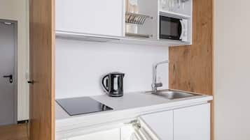 Refrigerador, microondas, parrilla de estufa y utensilios de cocina