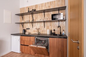 Réfrigérateur, micro-ondes, plaque de cuisson, lave-vaisselle