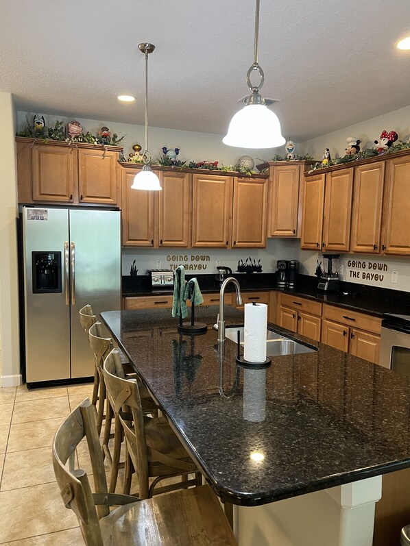 Microwave, oven, stovetop, dishwasher - Just Listed! Remodeled! 6-bedroom 5-bath 3290 square feet Close to DISNEY World (Kissimmee)