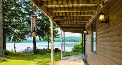 Sandy Lake Lodge 4BR w/ Sauna, Fireplace, 2nd Story Deck & 2 Kitchens