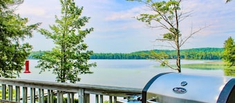 Sandy Lake Lodge 4BR w/ Sauna, Fireplace, 2nd Story Deck & 2 Kitchens