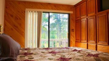 4 bedrooms, desk, iron/ironing board, free WiFi
