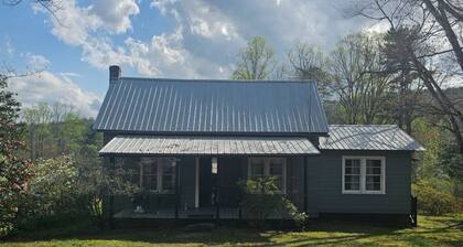 Perfect Weekend Get Away Retreat- Mountain Views.