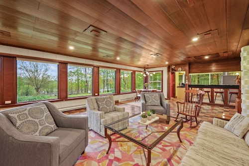 Mid-Century At Friendly Hills w Guest Passes !