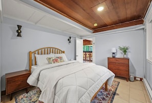 3 habitaciones, escritorio y tabla de planchar con plancha 