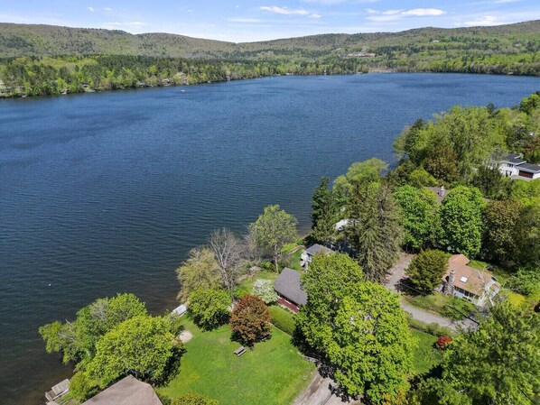 A lake surrounded by lush greenery and residential properties. - Stockbridge Landings | 3 Mins To Tanglewood (Stockbridge)