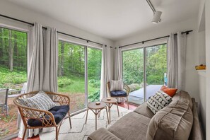 Televisión y chimenea 