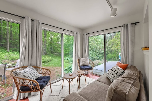 TV, fireplace - Lofted Hideaway on Pixley Hill (West Stockbridge)