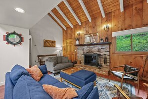 Televisión y chimenea 