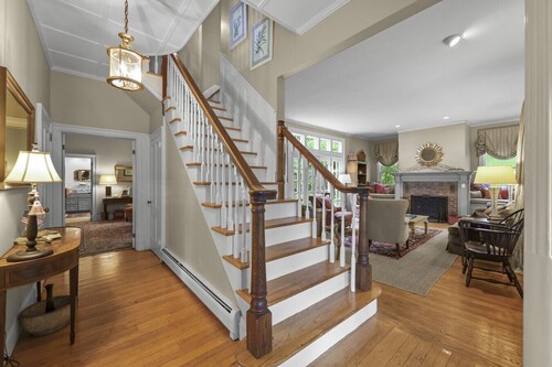 St Anne`s Manor | Walk to Downtown! • Sleeps 8