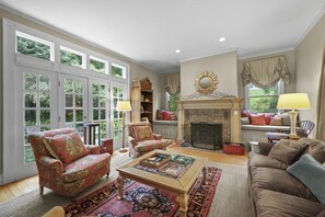 Een televisie en een open haard