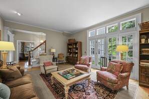 Een televisie en een open haard