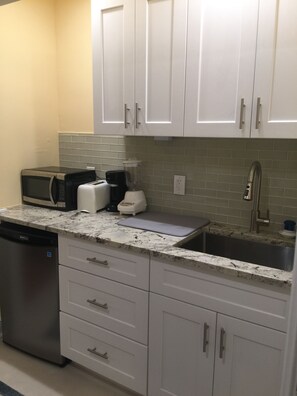 Private kitchen - Palm Beach, walk 2 beach, heated pool. Free valet. (Palm Beach)