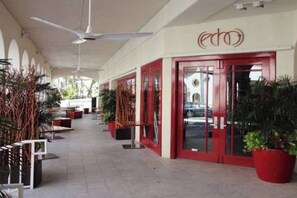 Exterior detail - Palm Beach, walk 2 beach, heated pool. Free valet. (Palm Beach)
