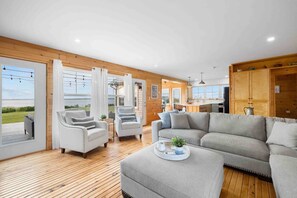 Smart-tv, ett bordtennisbord och böcker