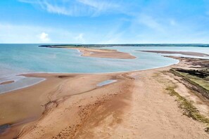 På stranden, solstolar och strandhanddukar