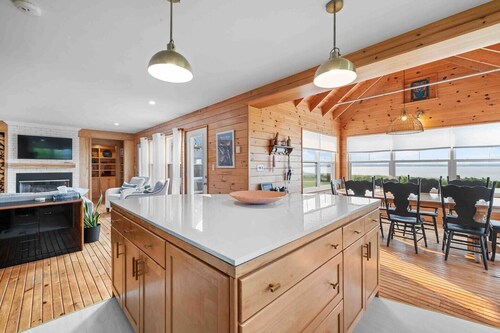 Osprey’s Landing: Premier PEI Oceanfront Home with Private Beach & Kayak