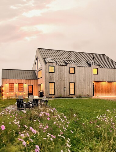 Alley Lane: Luxury Lakeside Beach Escape with Theatre Room & Private Hot Tub