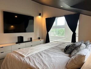 4 bedrooms, desk, iron/ironing board, travel cot