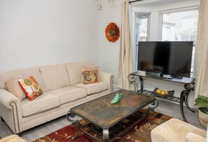 Living area - Whole House 15 min from Beach 4-Beds sleeps 8 (Rochester)